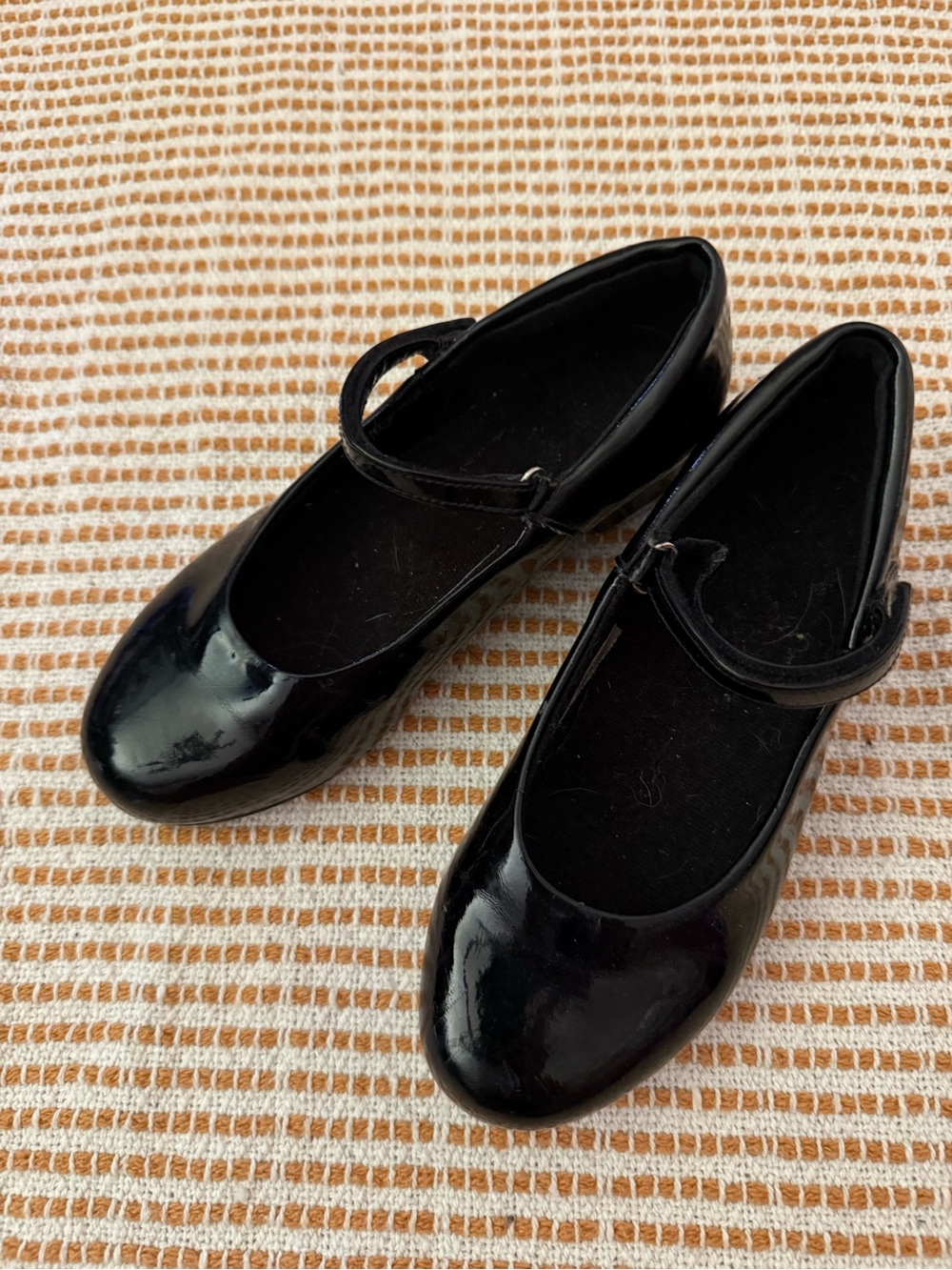 Leo Girl's Black Patent Tap Shoes        
size 12 1/2